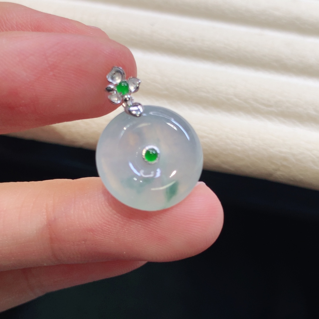 翡翠18K金镶嵌颈饰扣子