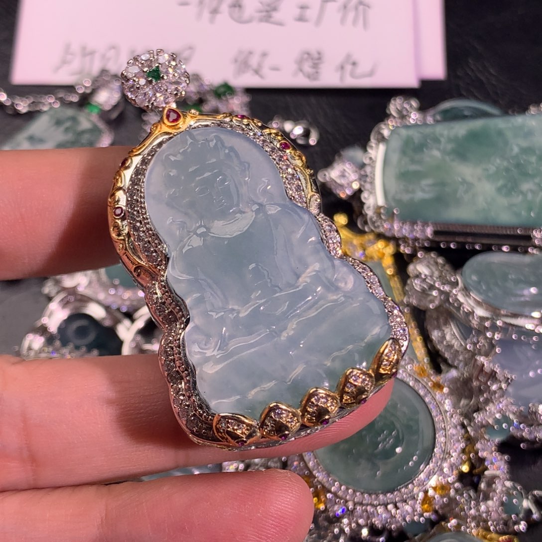 翡翠未镶嵌颈饰度母