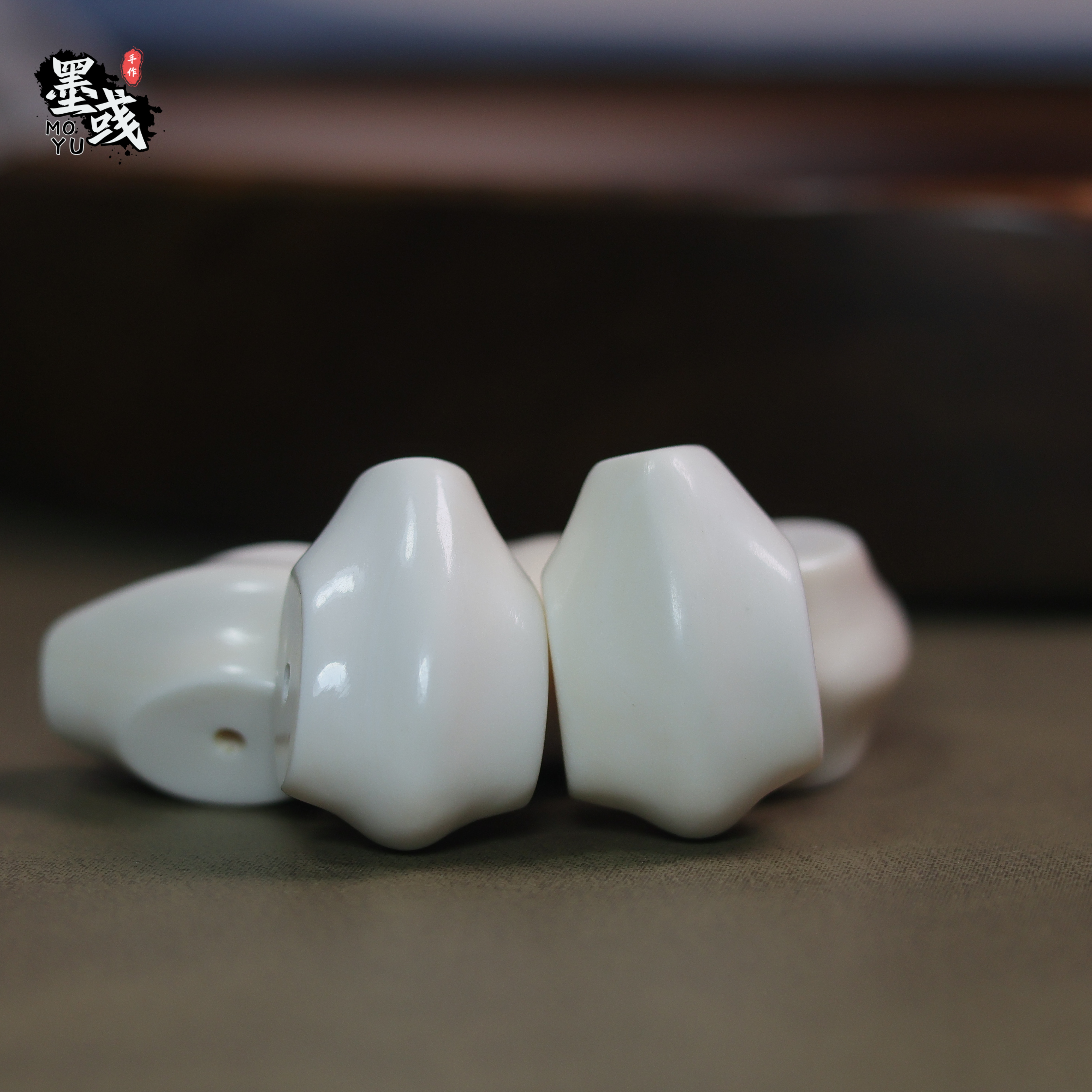 D642天然猛犸鲨鱼背三通单颗配饰
