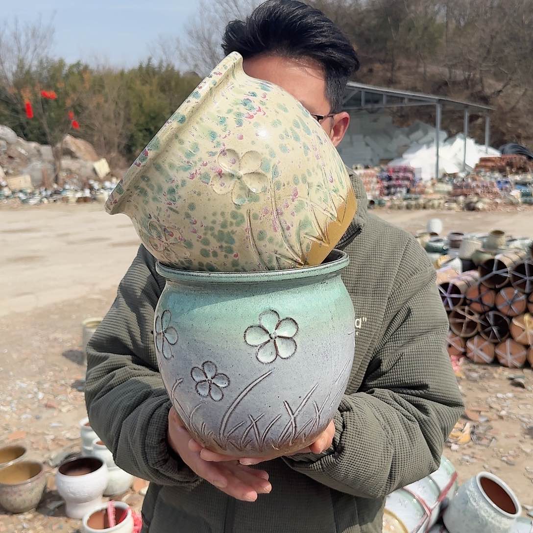 紫砂花盆口20高19（两个花花