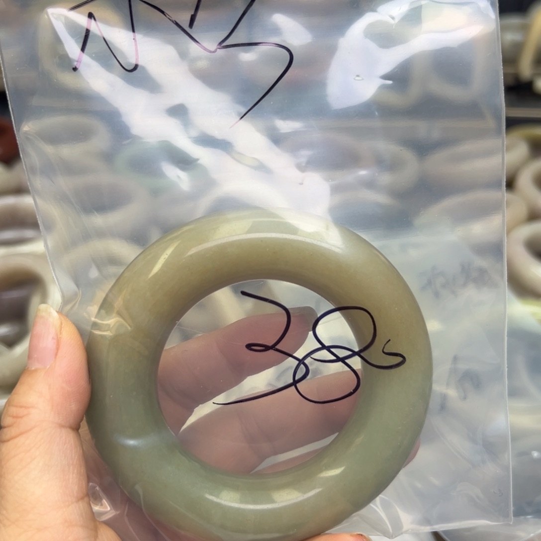 石英质玉手镯未镶嵌木*?