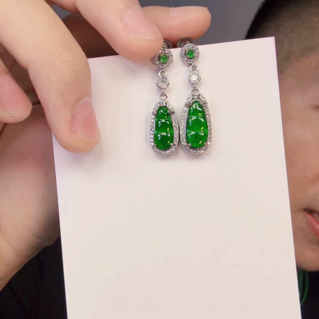 翡翠未镶嵌颈饰一对