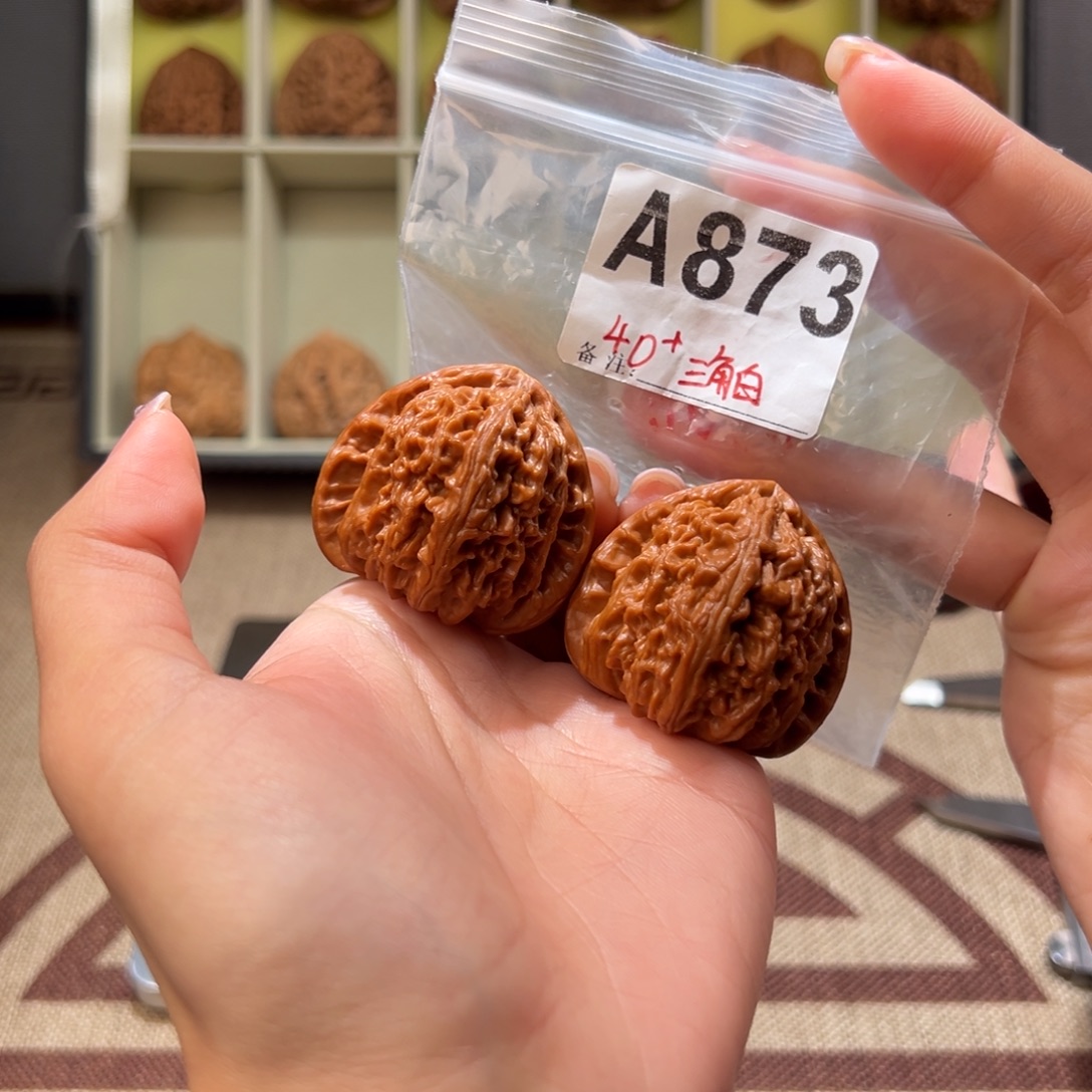 40三角白文玩核桃