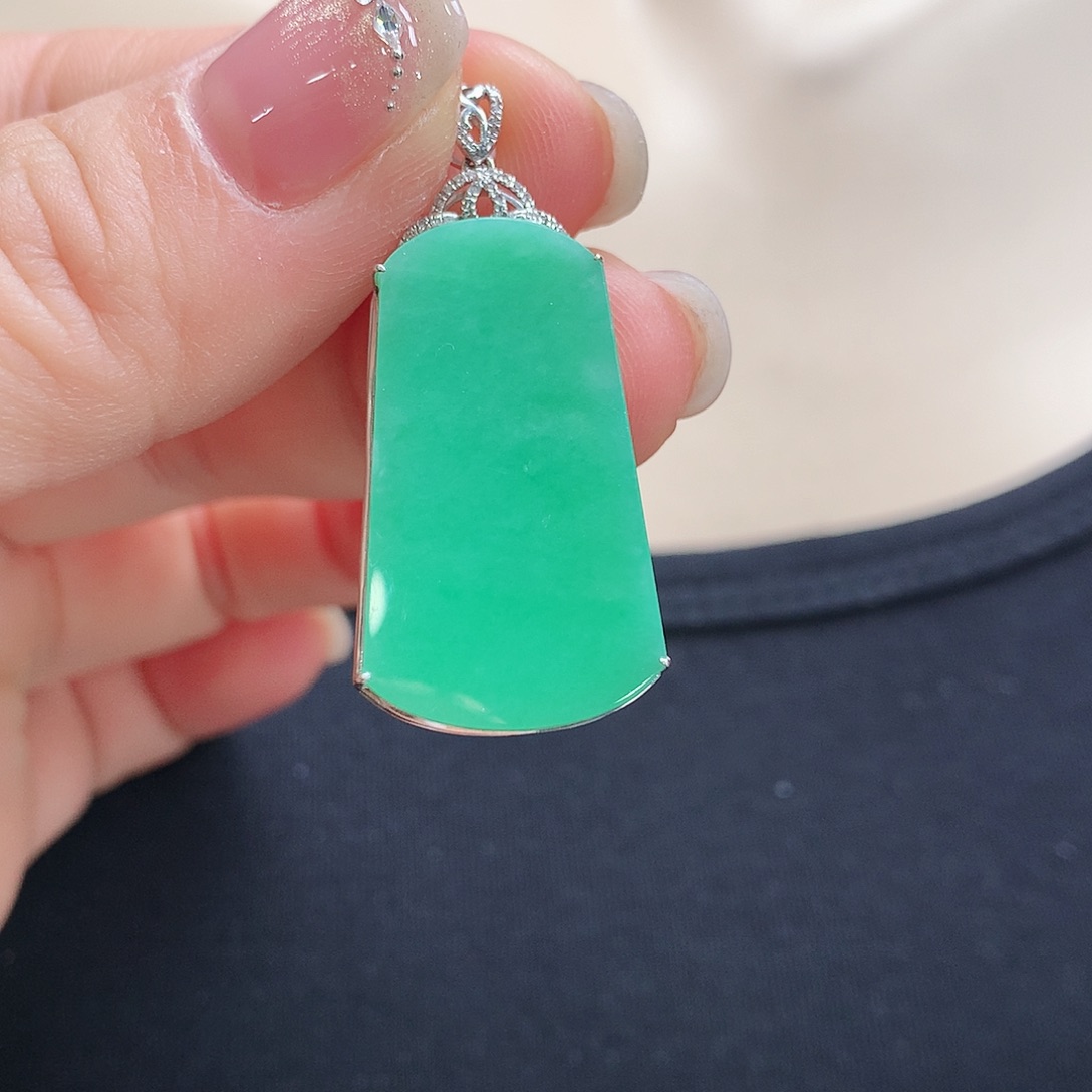 翡翠颈饰18K金镶嵌无事牌