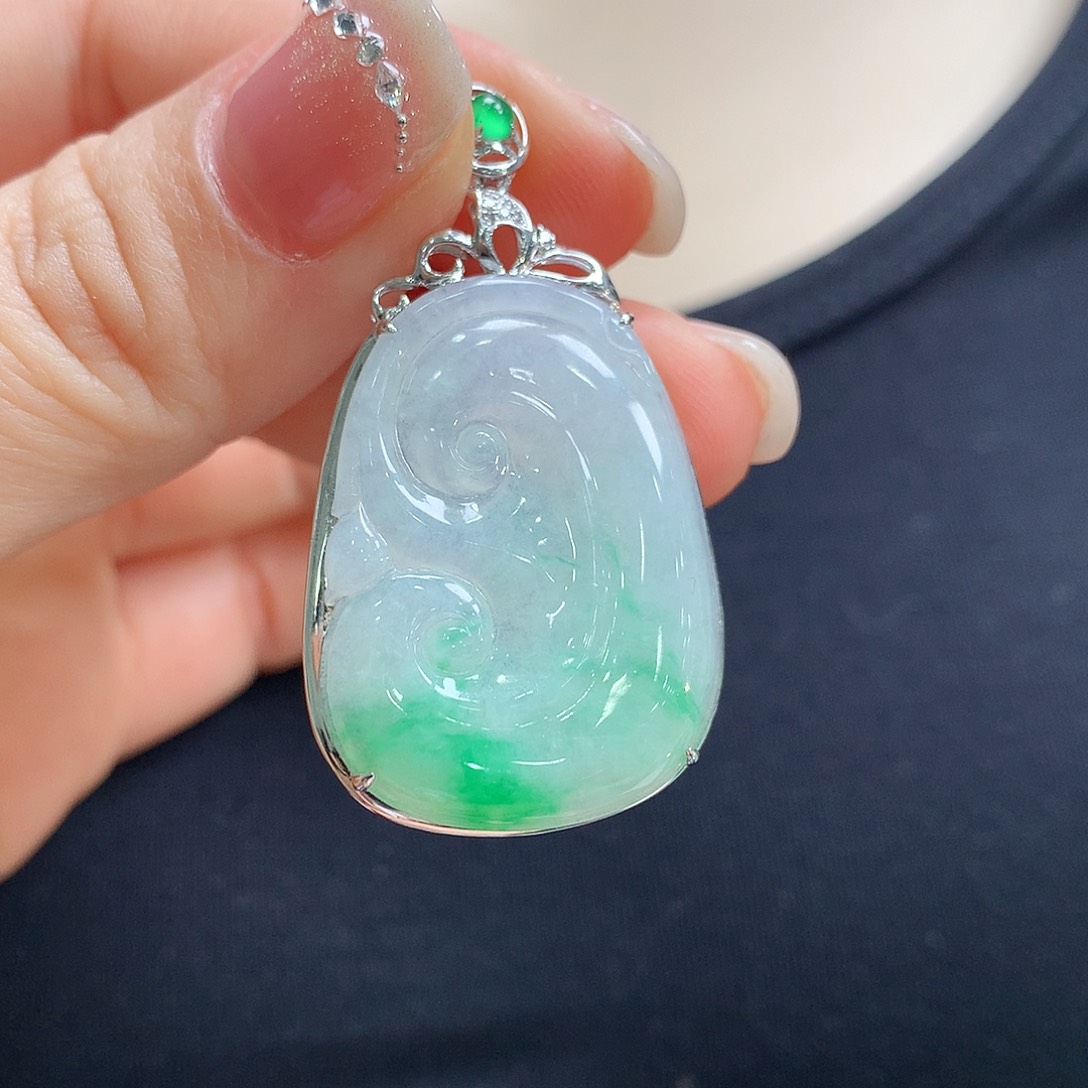 翡翠颈饰18K金镶嵌如意