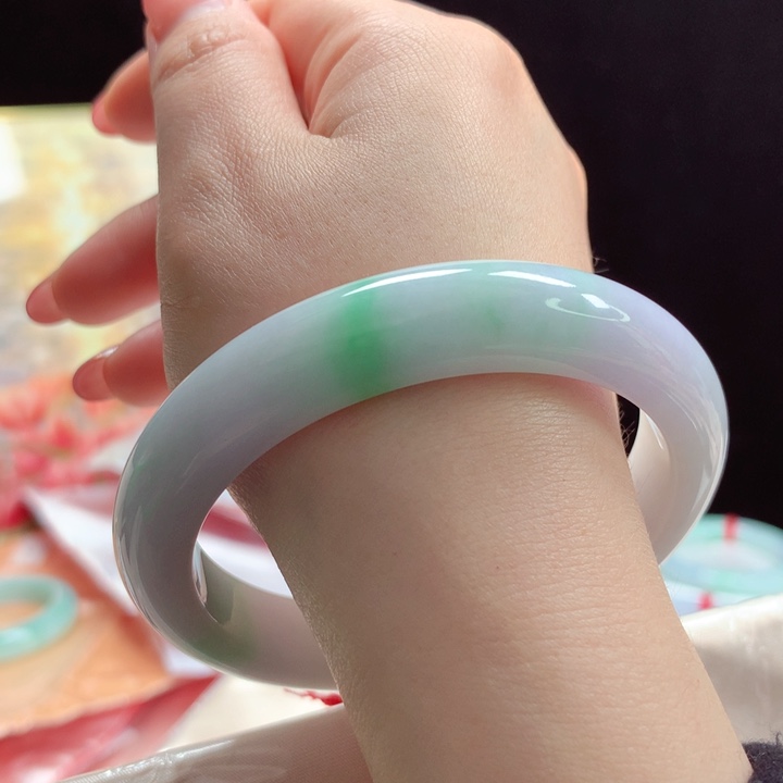 翡翠手镯未镶嵌阳绿春彩47