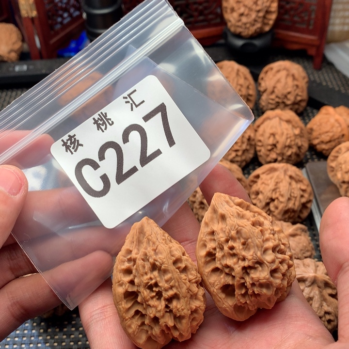 亦***辰文玩核桃吊坠13陵鸡心