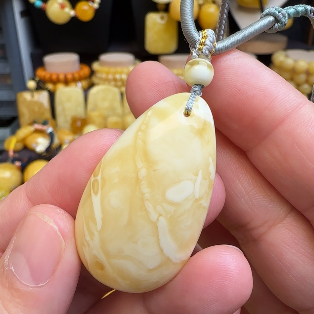 琥珀未镶嵌套链天然俄料浓白妖花蜜蜡水滴吊坠