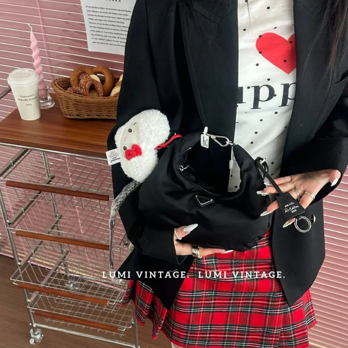 95新 Prada/普拉达 黑银降落伞牛角豌豆单肩包91619142