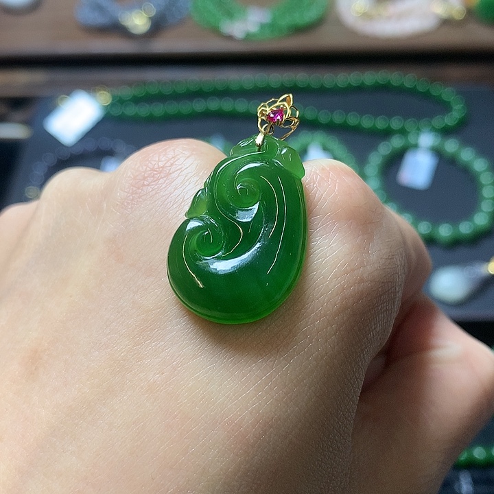 和田玉颈饰18K金镶嵌晴**里