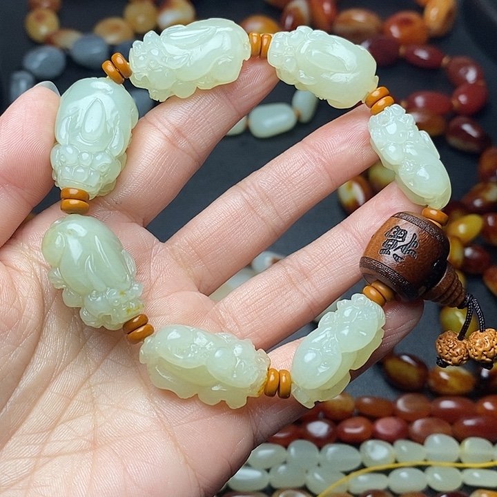 乔***友和田玉未镶嵌手链