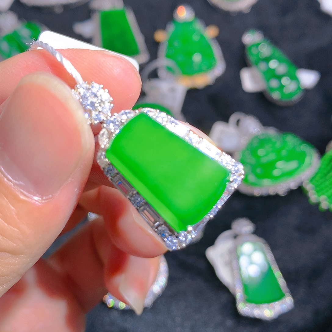 翡翠颈饰银S925镶嵌吊坠