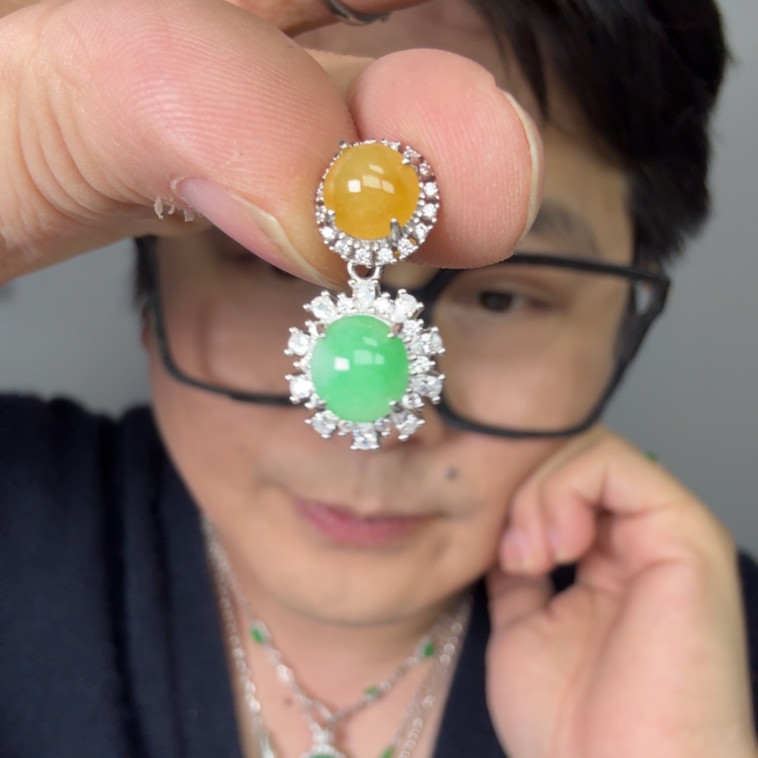 翡翠未镶嵌颈饰一件