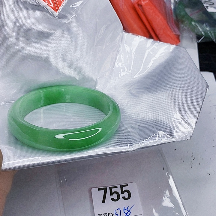 翡翠未镶嵌手镯一图一物实物为准（微瑕处理）