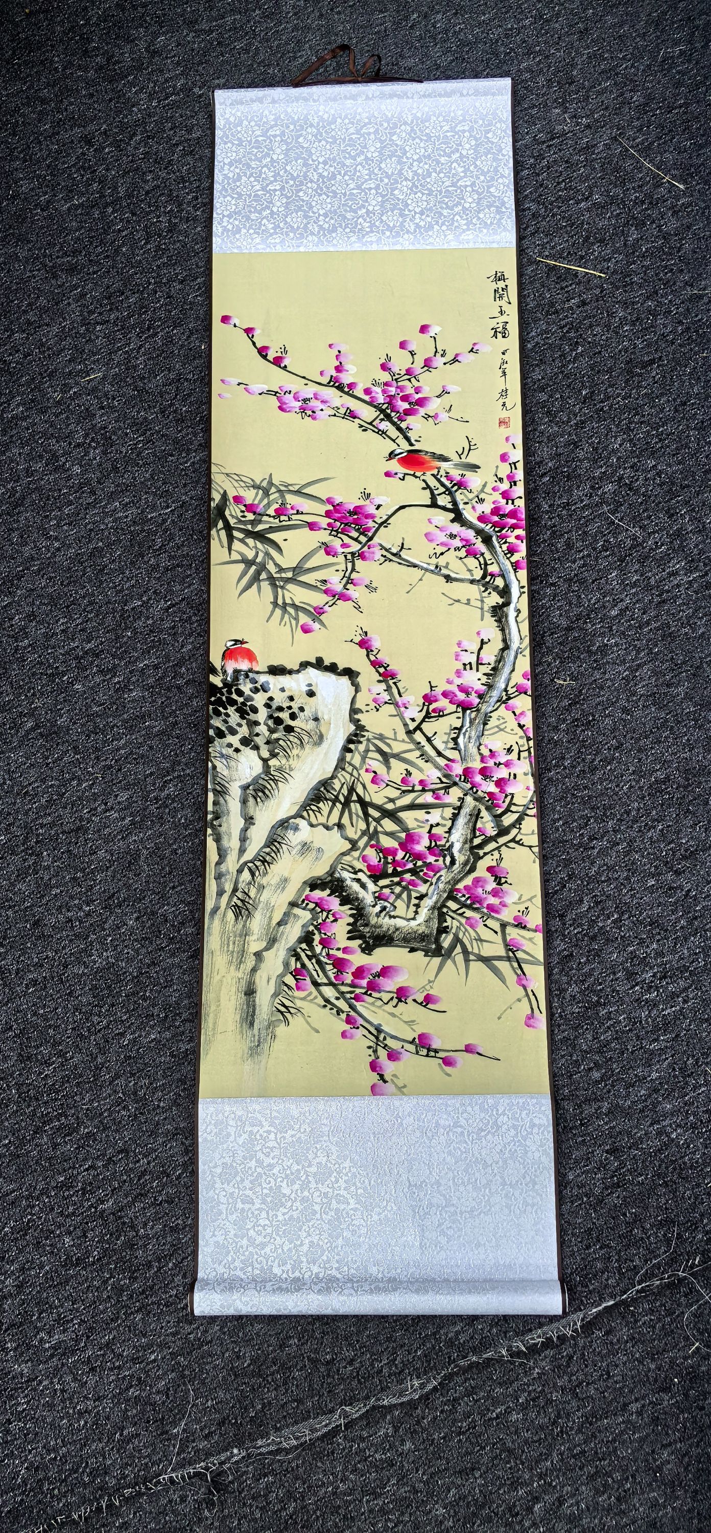 小轴《梅花》尺寸1.26米X0.32米卷轴装裱装饰字画书房简约画