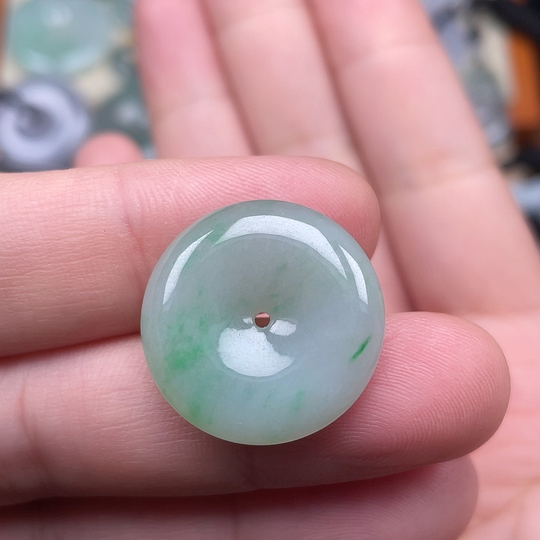 翡翠未镶嵌颈饰平安扣