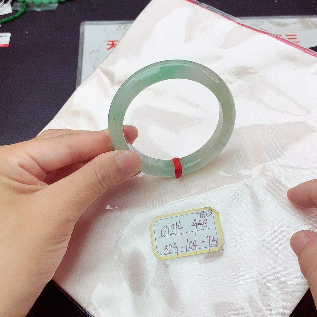 翡翠手镯未镶嵌翡翠