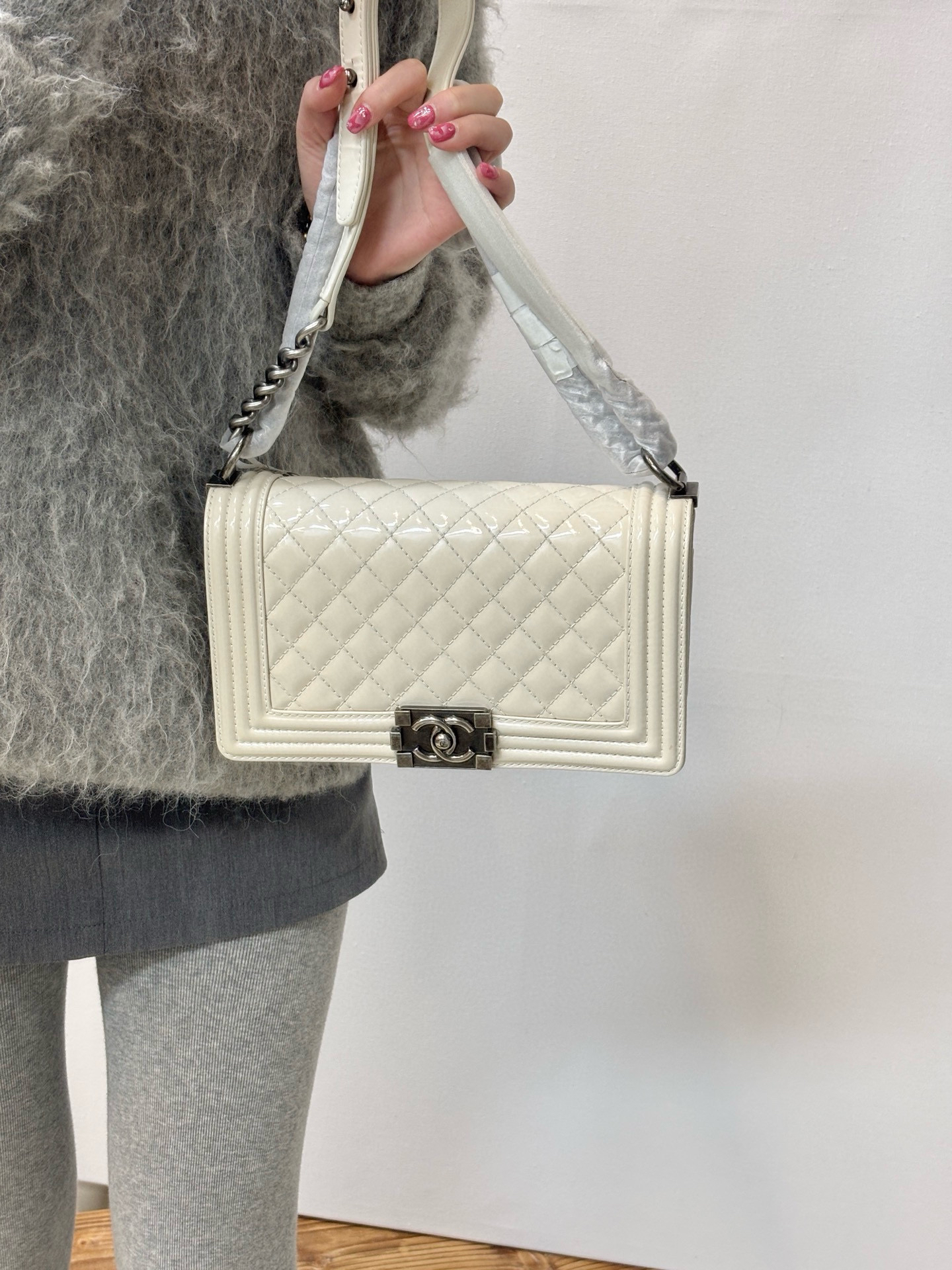 95新 Chanel/香奈儿 chanel 奶油白中号漆皮leboy斜挎包(K)