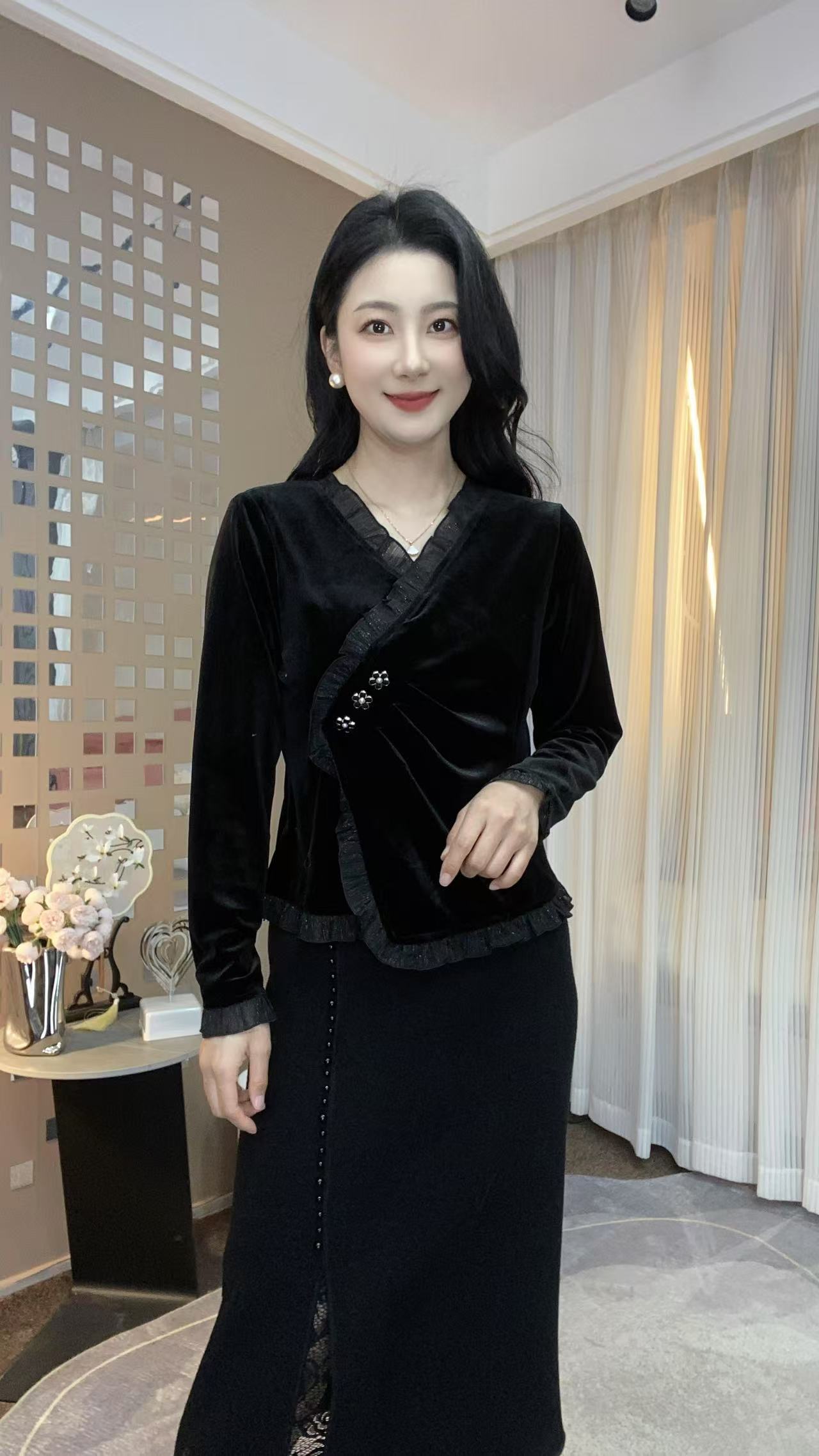 2025新款V型交叉领纯色新中式气质精品洋气时尚减龄显瘦长袖小衫