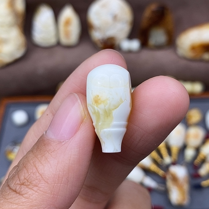 琥珀裸石未镶嵌11金瓷白三通y56