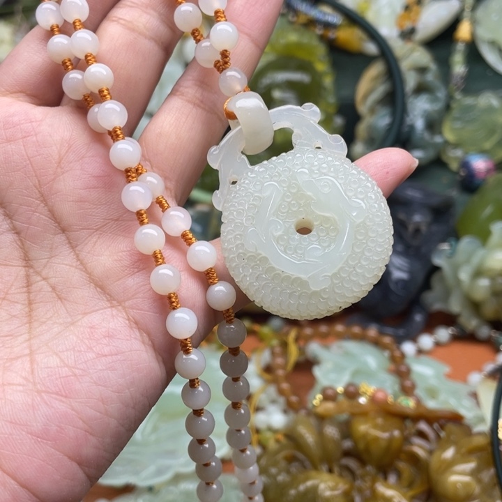 蛇纹石玉吊坠合金