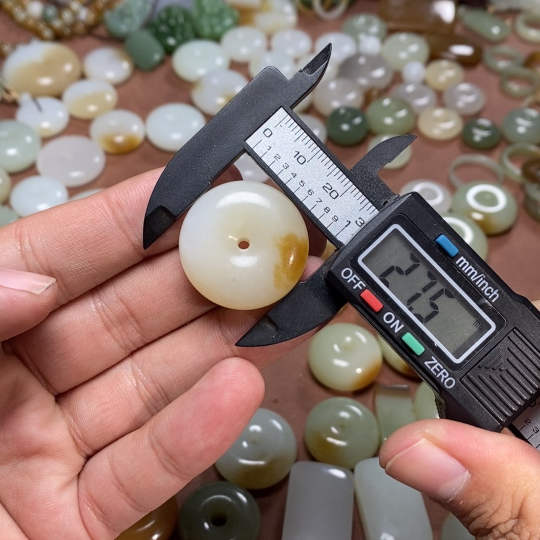 和田玉吊坠(不含链)未镶嵌奔**?