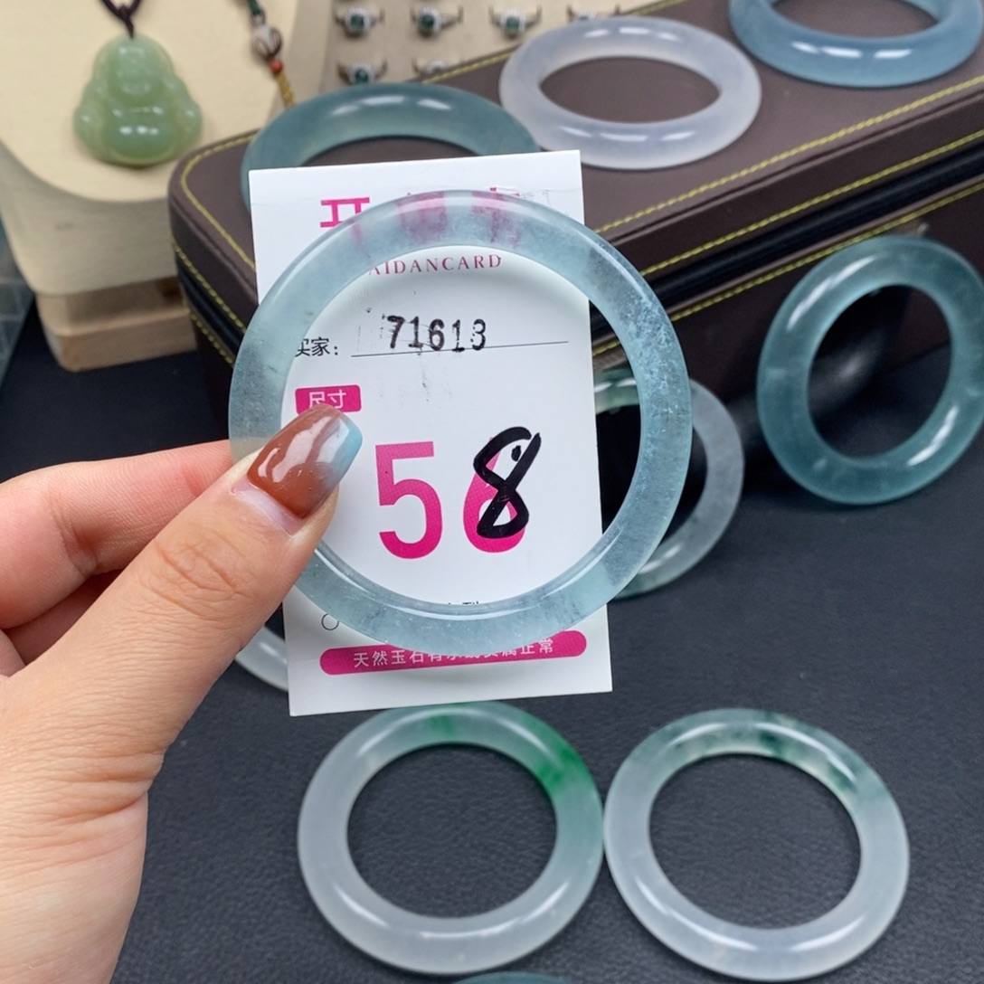 用***户石英质玉未镶嵌手镯