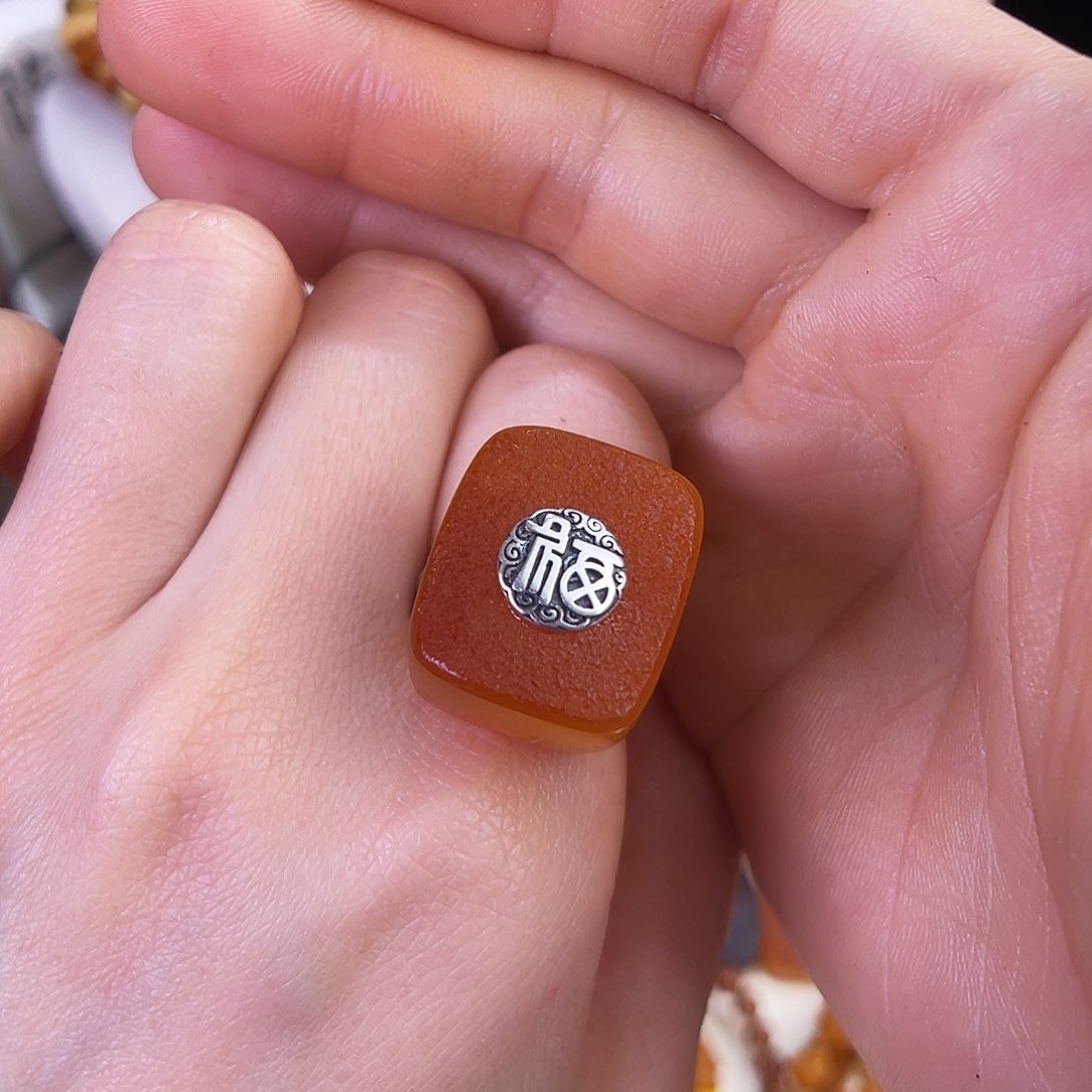 琥珀珠宝奇石未镶嵌。