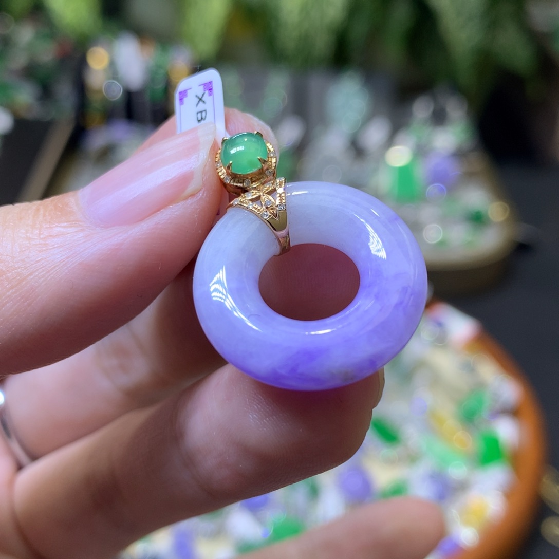 颈饰18K金镶嵌翡翠