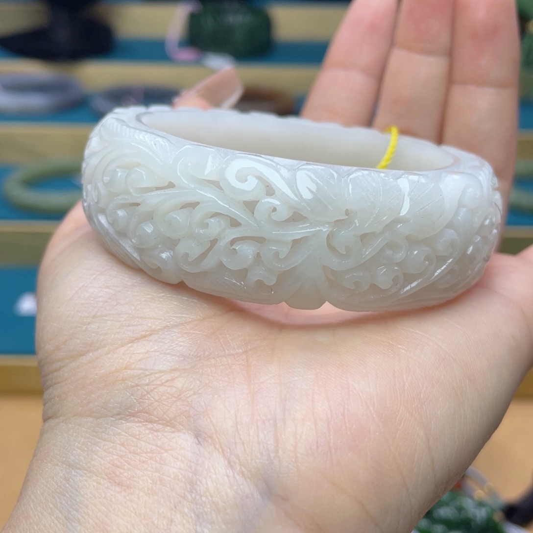 和田玉手镯58圈口。编号63未镶嵌