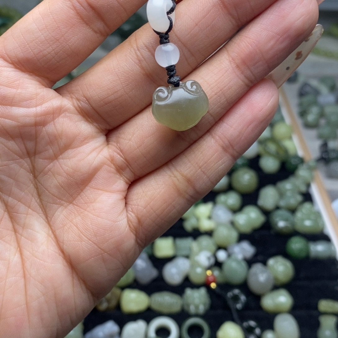 和田玉未镶嵌颈饰