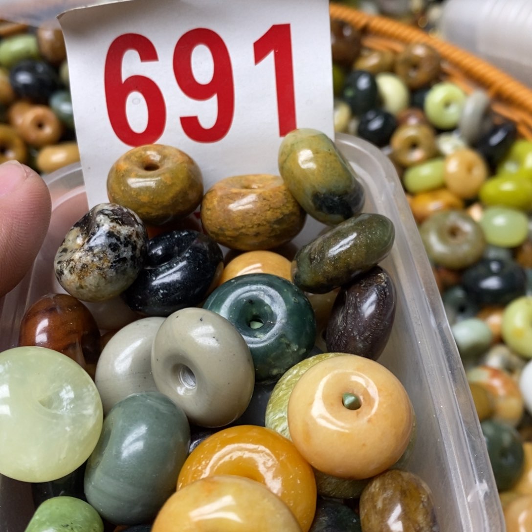 蛇纹石玉挂坠未镶嵌