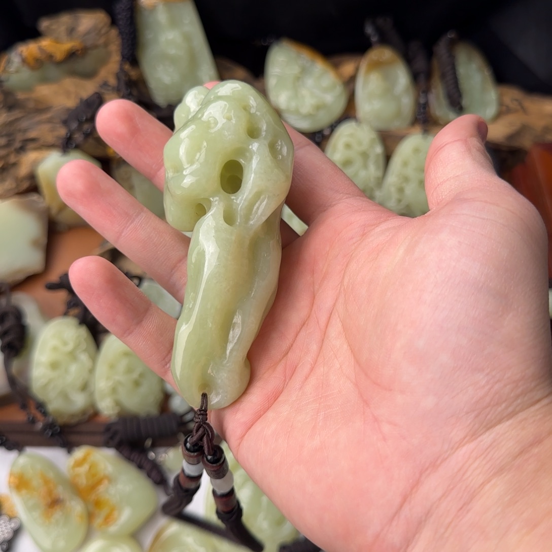 岫岩老玉（透闪石质玉）未镶嵌颈饰手把件福利200g