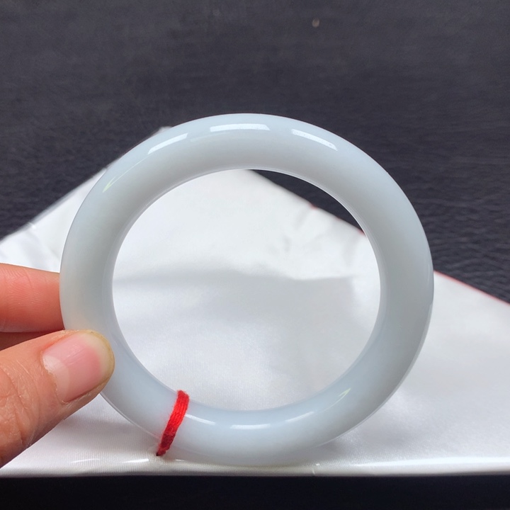 翡翠手镯（圆镯）未镶嵌57圈