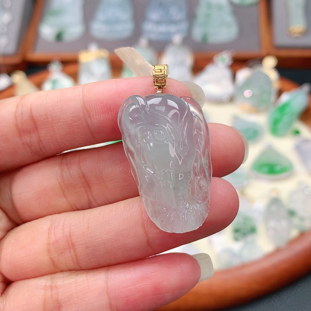 颈饰18K金镶嵌翡翠象头