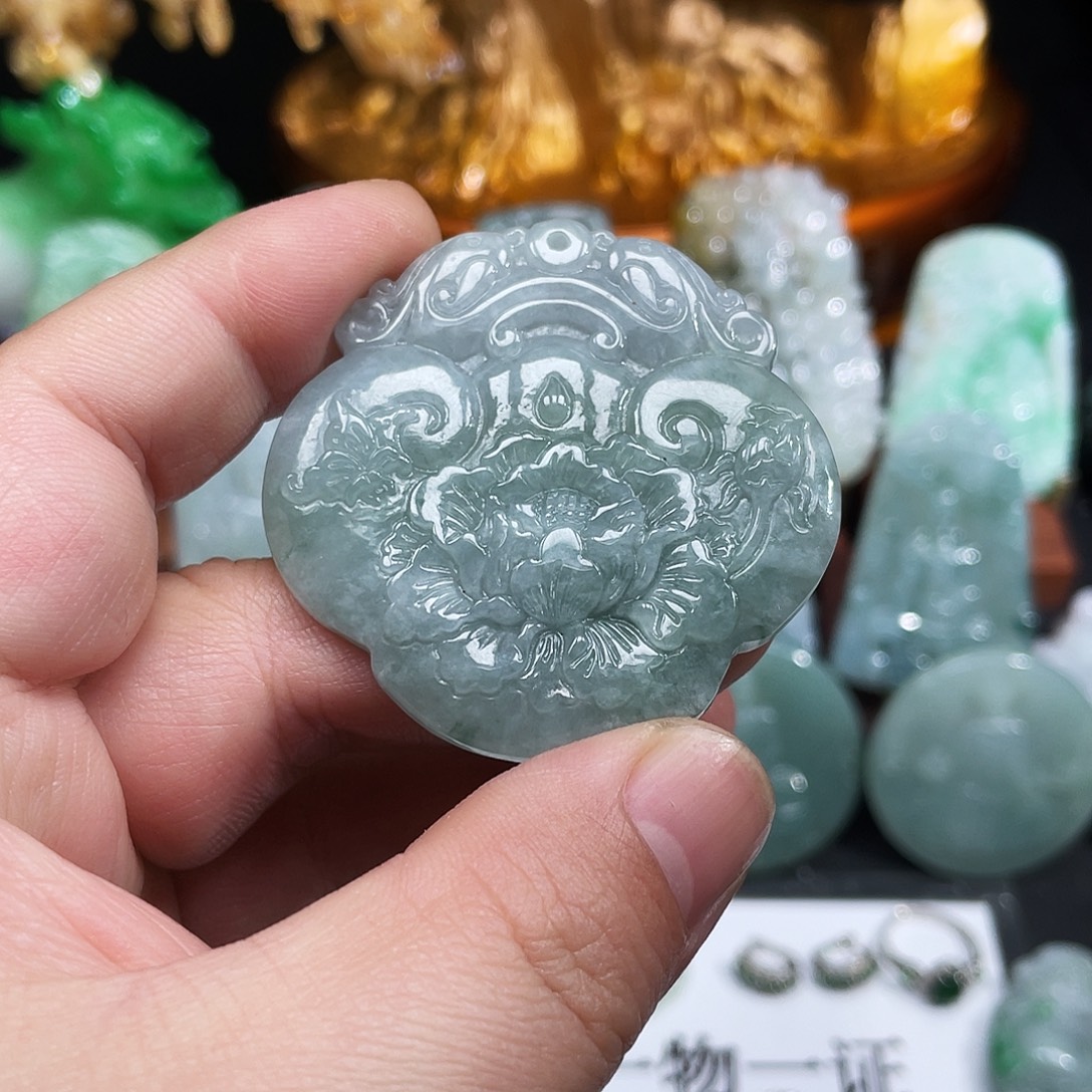 翡翠未镶嵌颈饰牡丹花