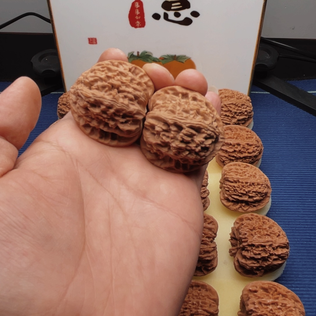 文玩核桃吊坠三角白狮子