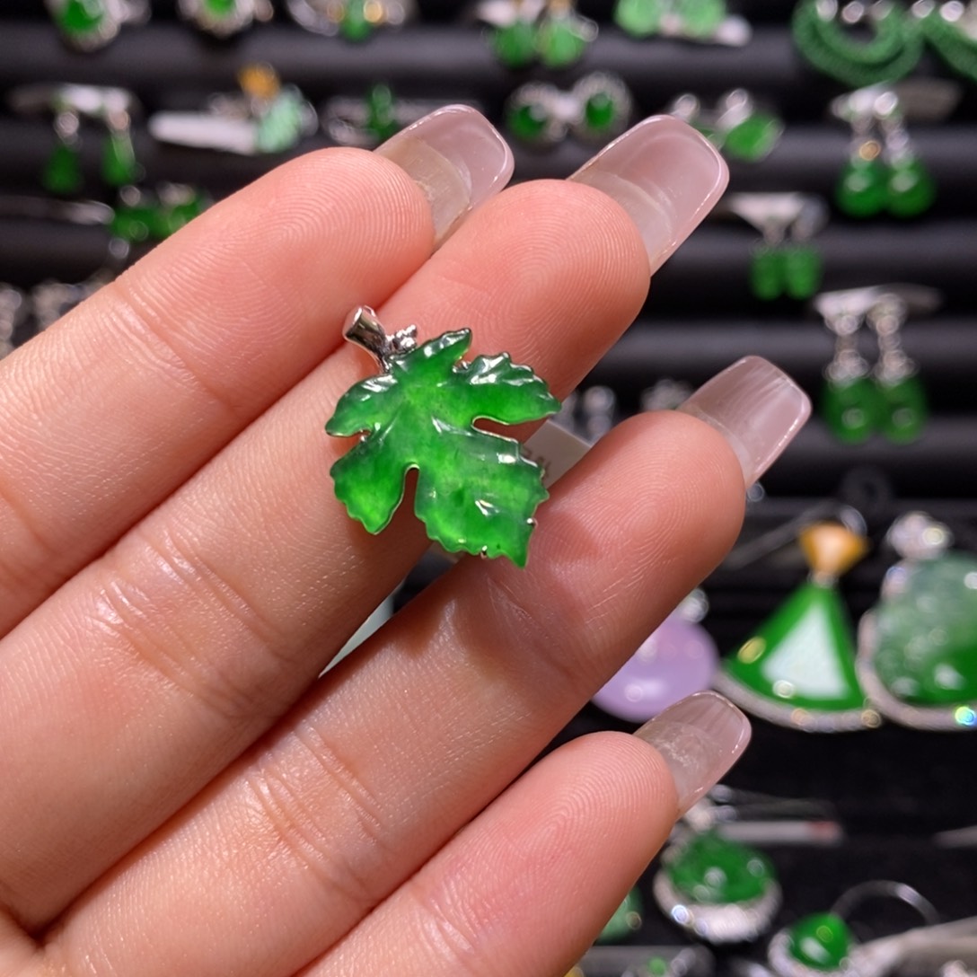 翡翠颈饰18K金镶嵌天然翡翠