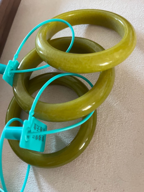 牛油果绿潮流岫色玉石英质玉手镯