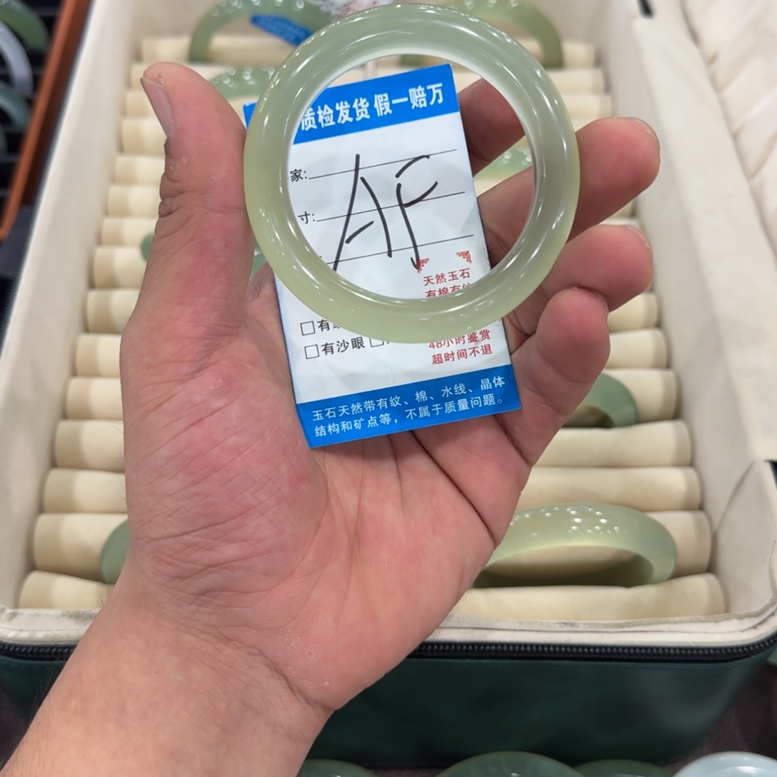 琪***馨未镶嵌蛇纹石玉手镯