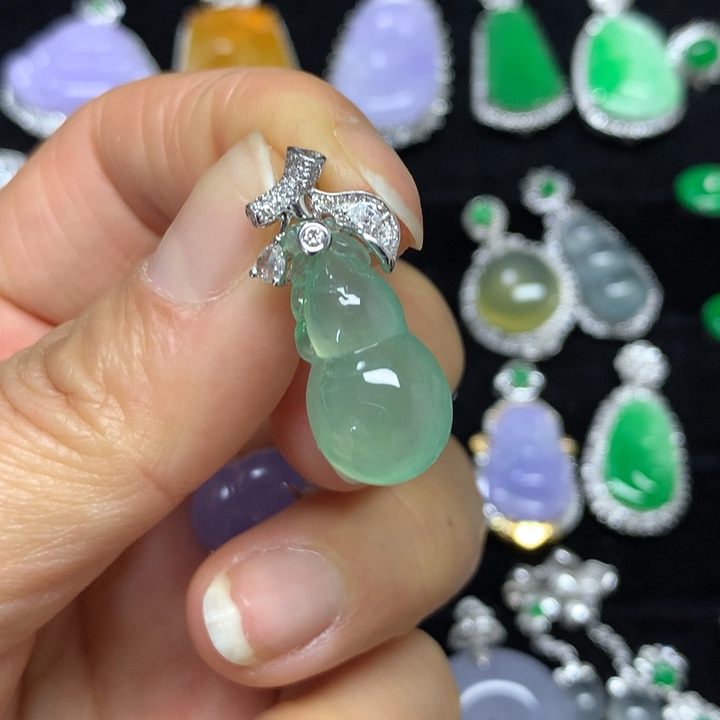 翡翠18K金镶嵌颈饰吊坠