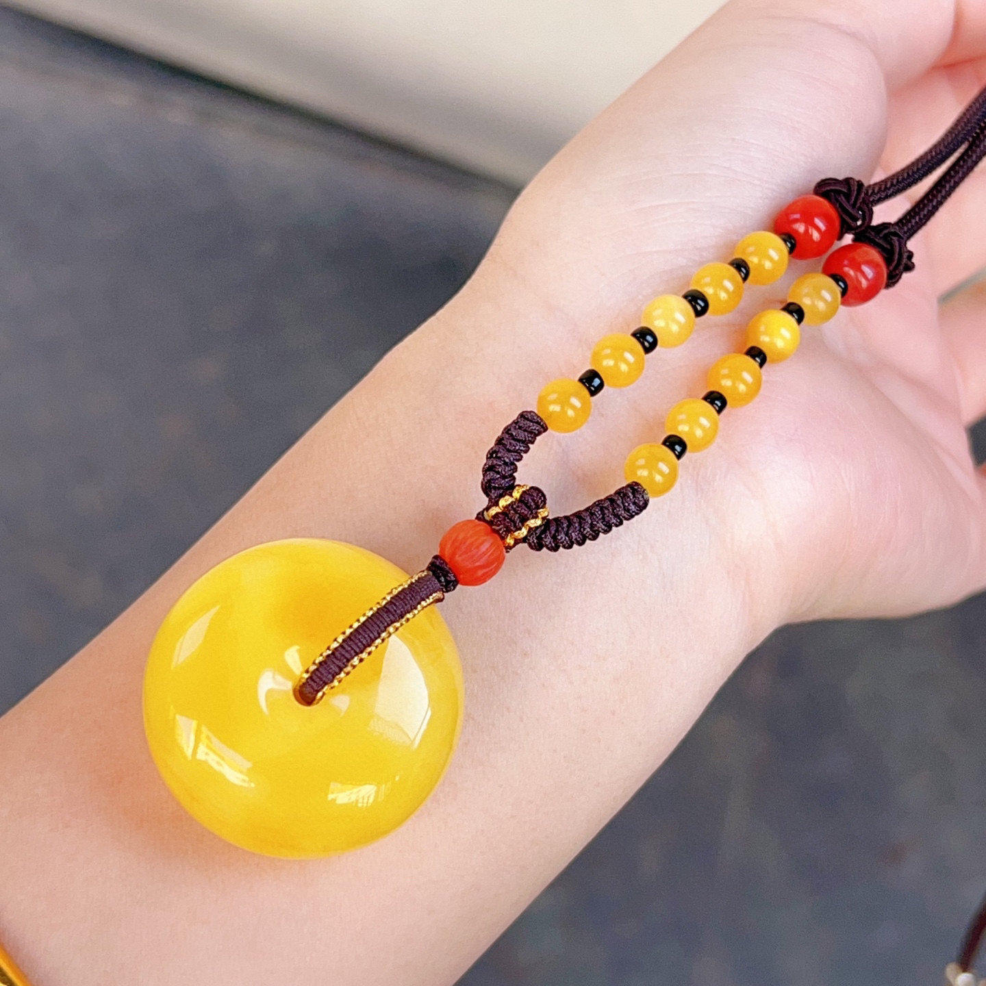 焦皮料鸡油黄蜜蜡平安扣吊坠，蜡质浓郁，14.5克，尺寸32.7*17.2mm