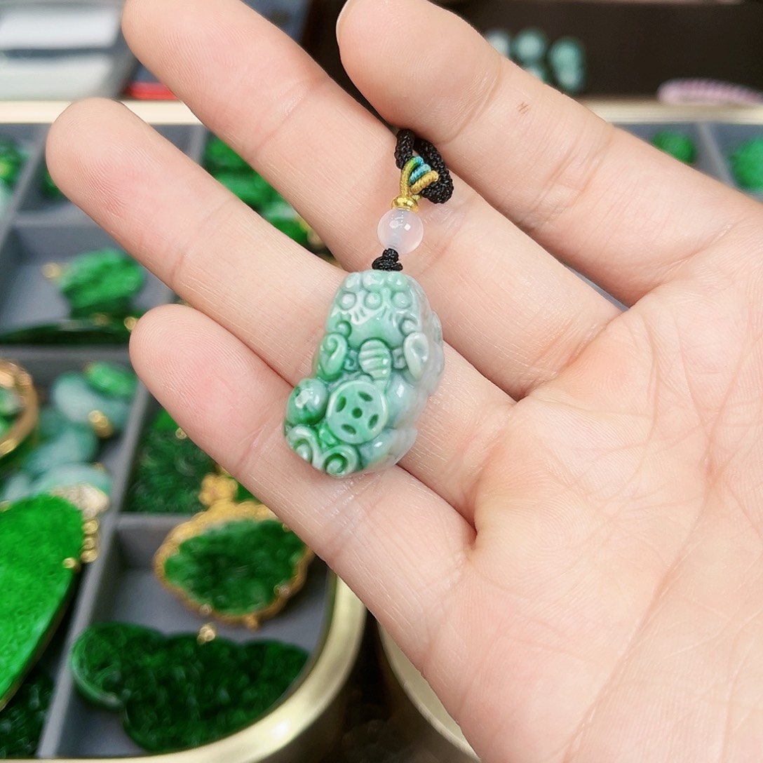 翡翠颈饰未镶嵌吊坠