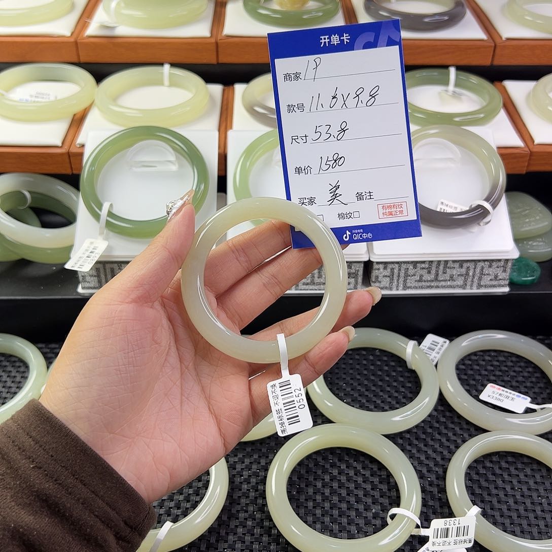 和田玉手镯未镶嵌美**户