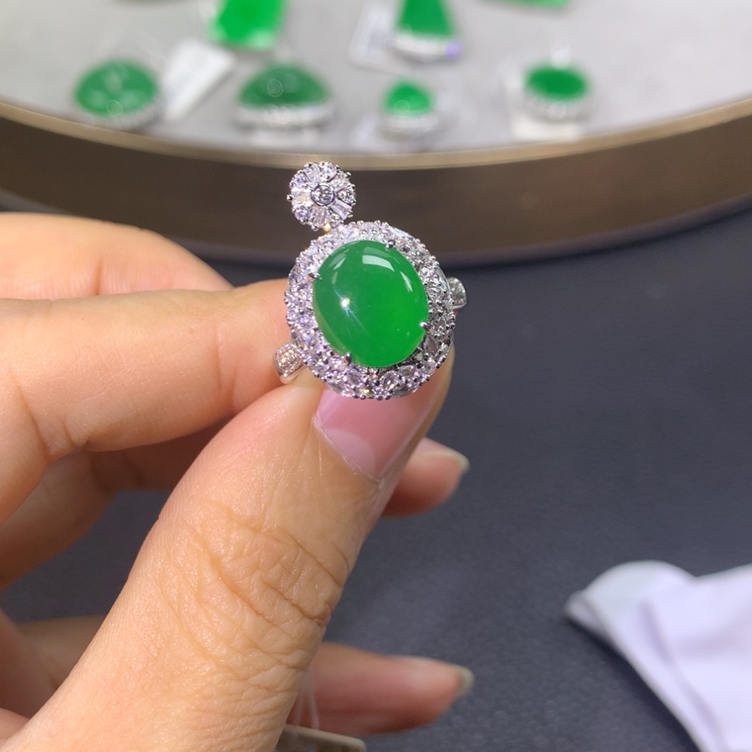 翡翠戒指18K金镶嵌翡翠