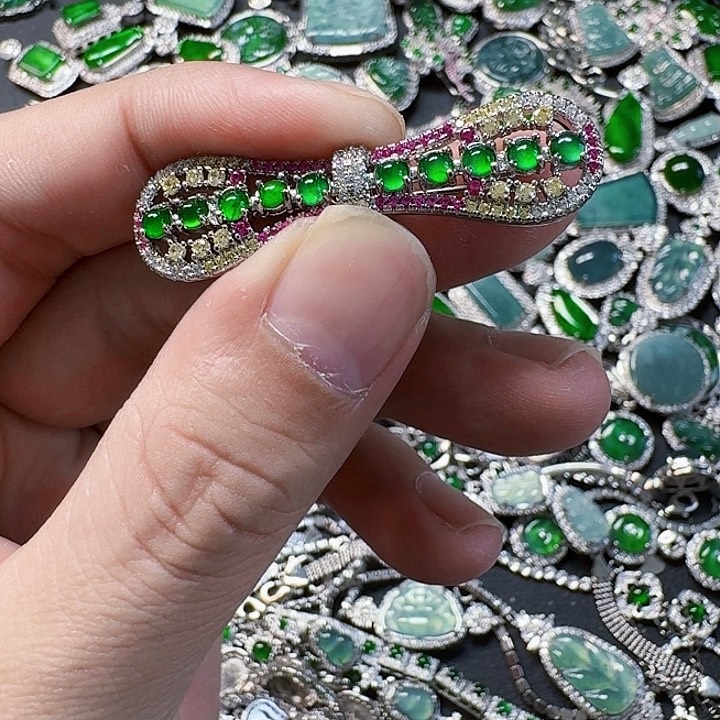 翡翠颈饰未镶嵌天然A货翡翠放漏