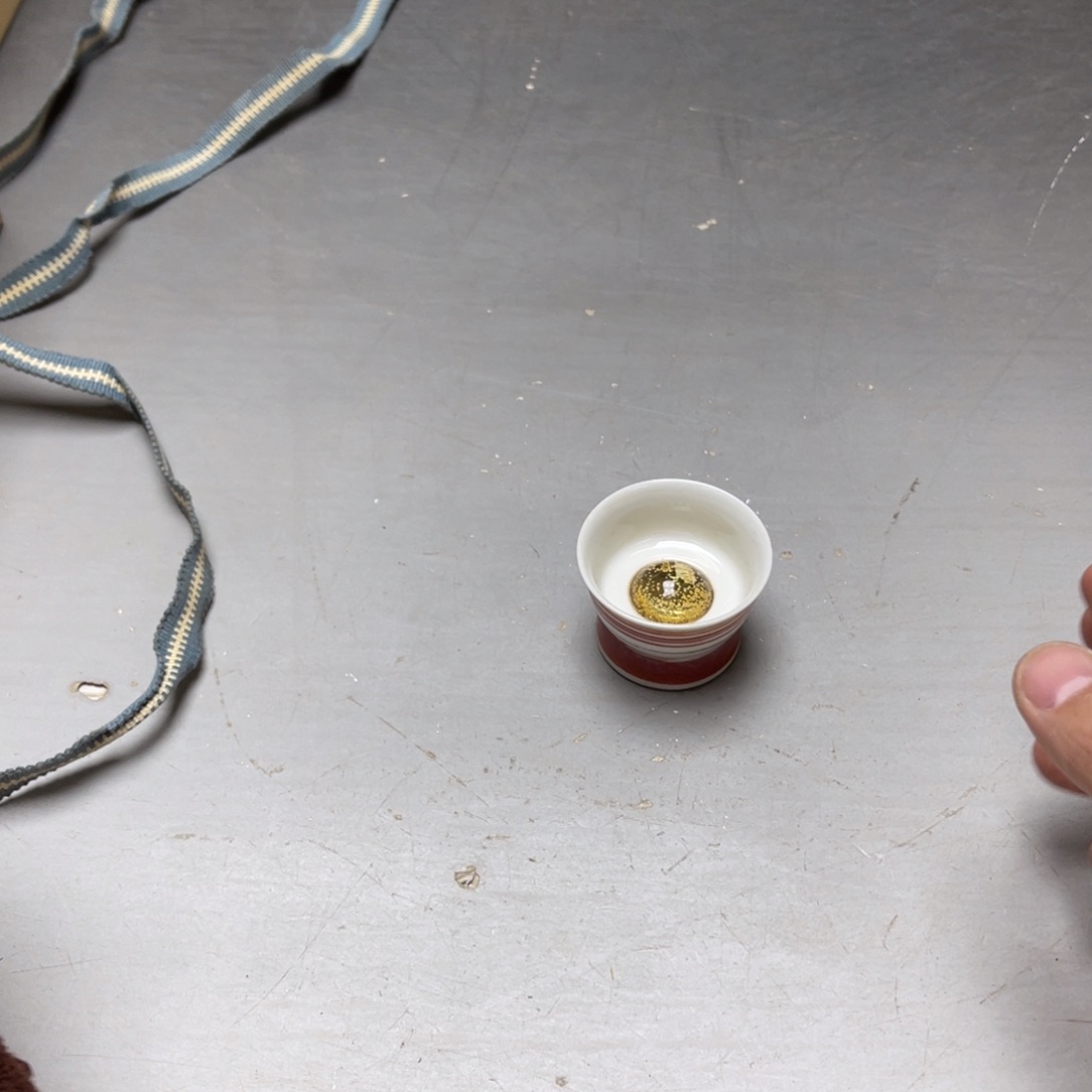 瓷片三*密密麻麻地排列着一个