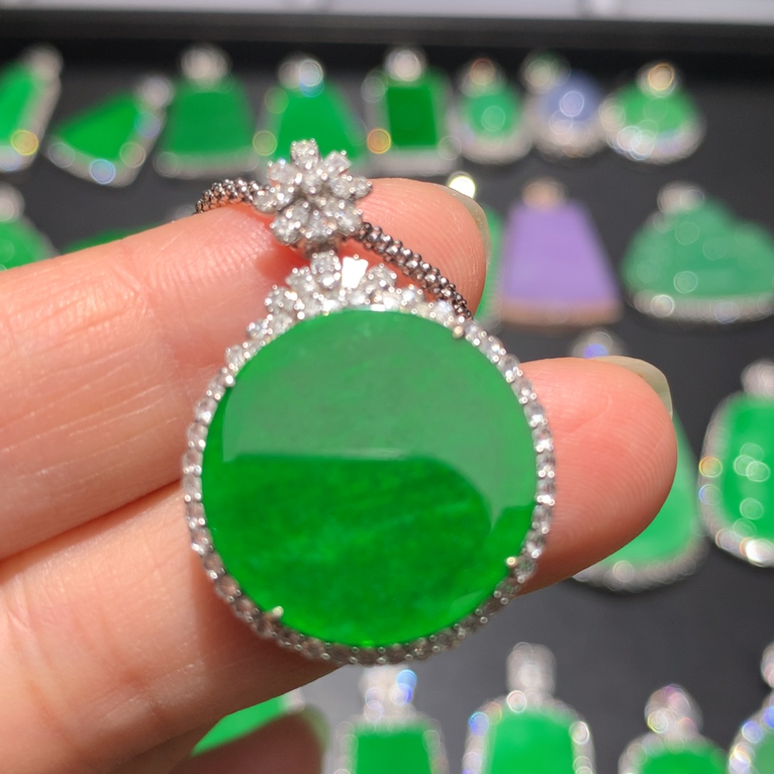 翡翠颈饰18K金镶嵌翡翠