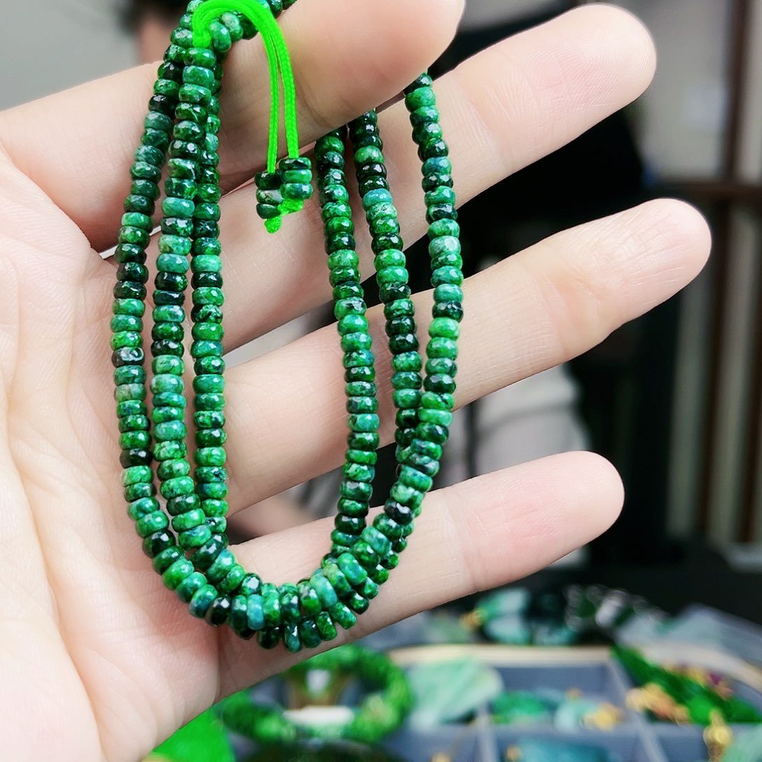 翡翠颈饰未镶嵌陈***姐项链