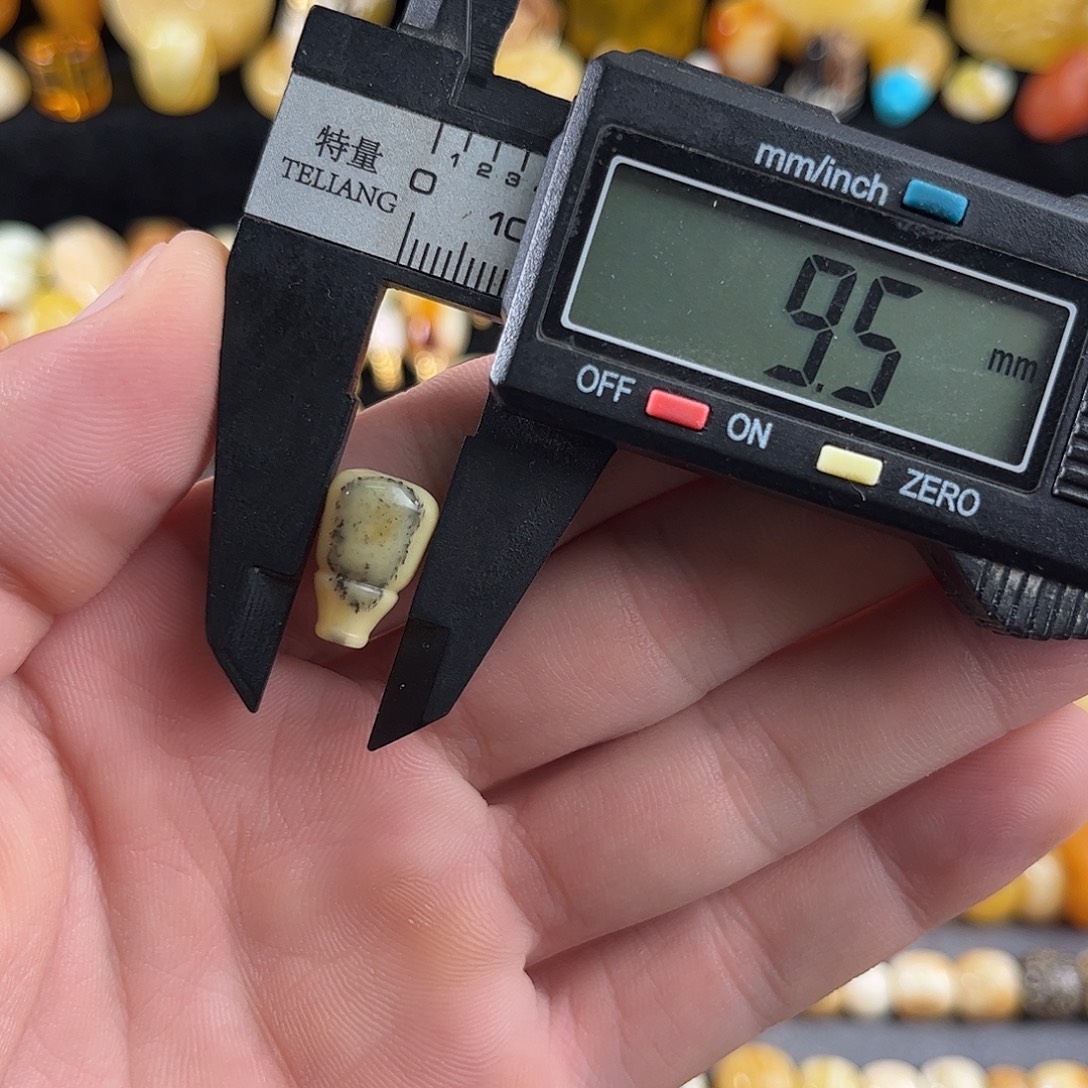 蜜蜡未镶嵌珠宝奇石